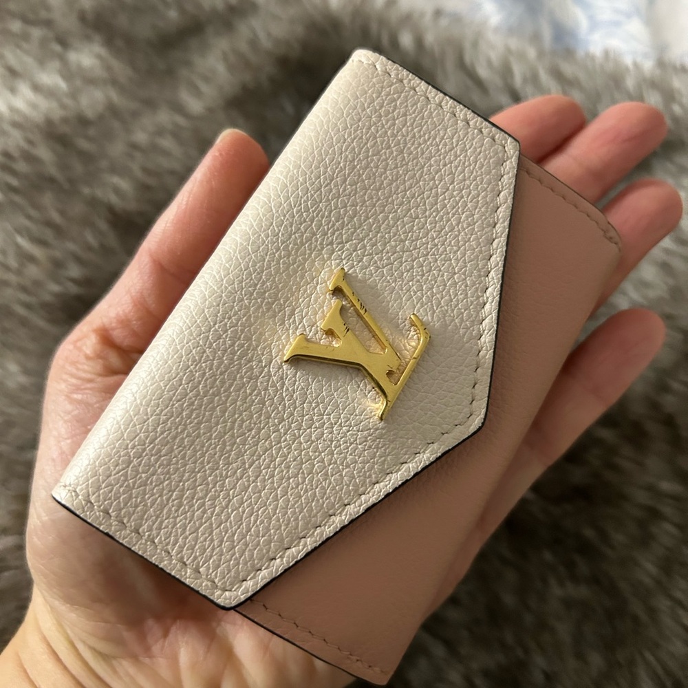 LV Lockme Gold and Cream Wallet microchip - Picture 9 of 10